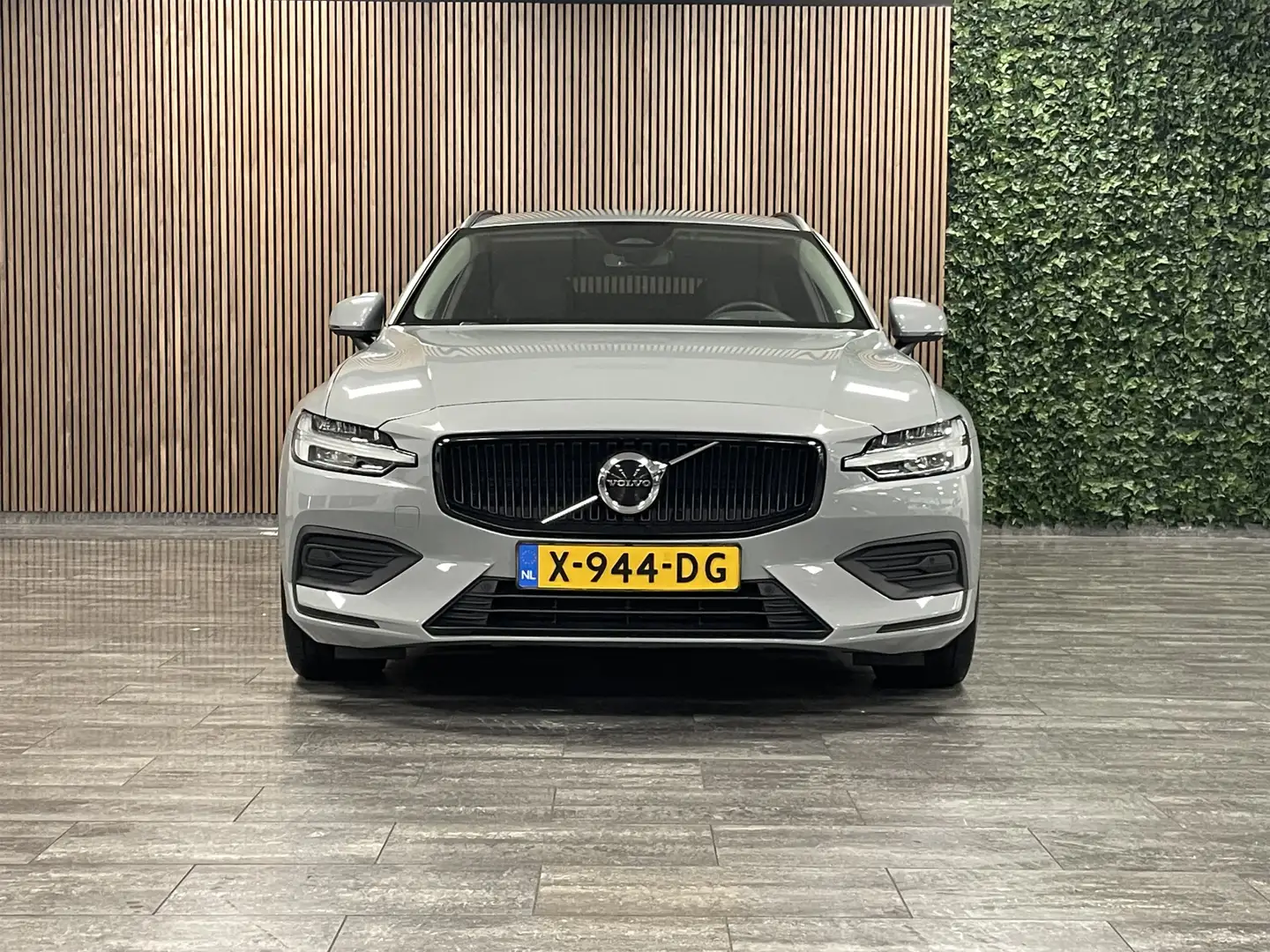 Volvo V60 B3 Core | Harman Kardon | Adaptieve Cruise Control Grau - 2