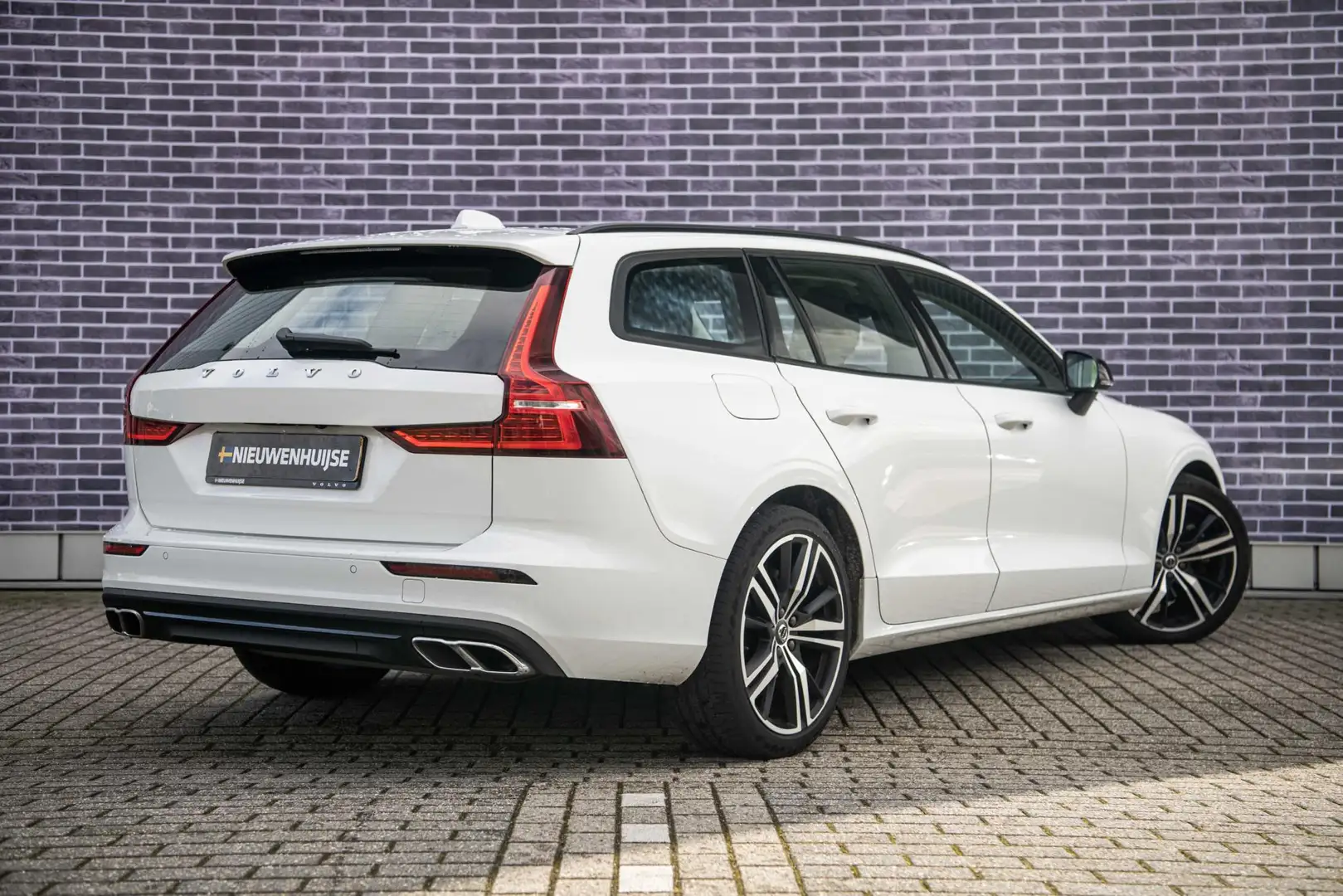 Volvo V60 B3 Aut Momentum Advantage | Trekhaak | Park Assist Bianco - 2