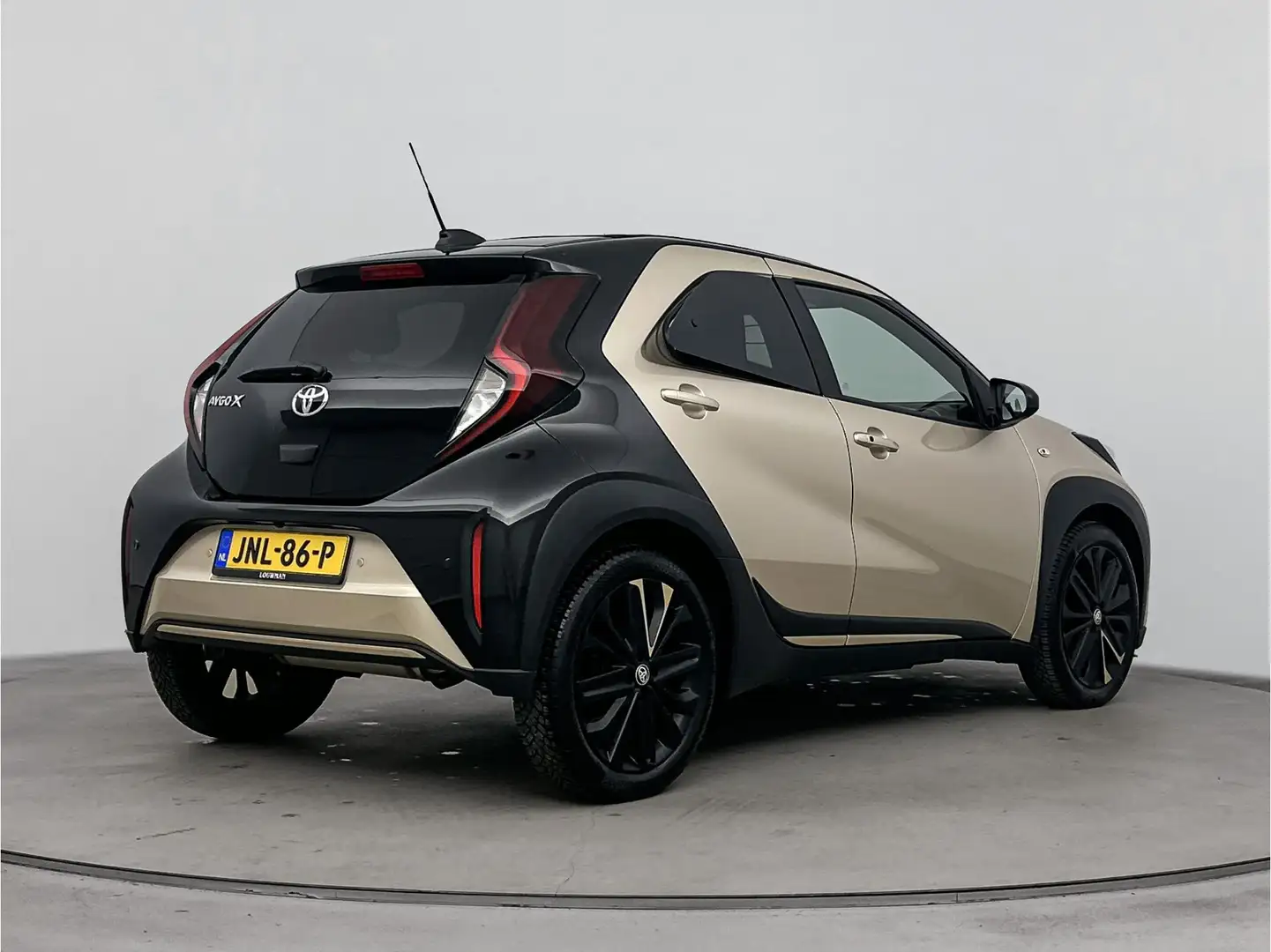 Toyota Aygo X 1.0 VVT-i MT Envy Limited | Parkeersensoren V+A | Goud - 2