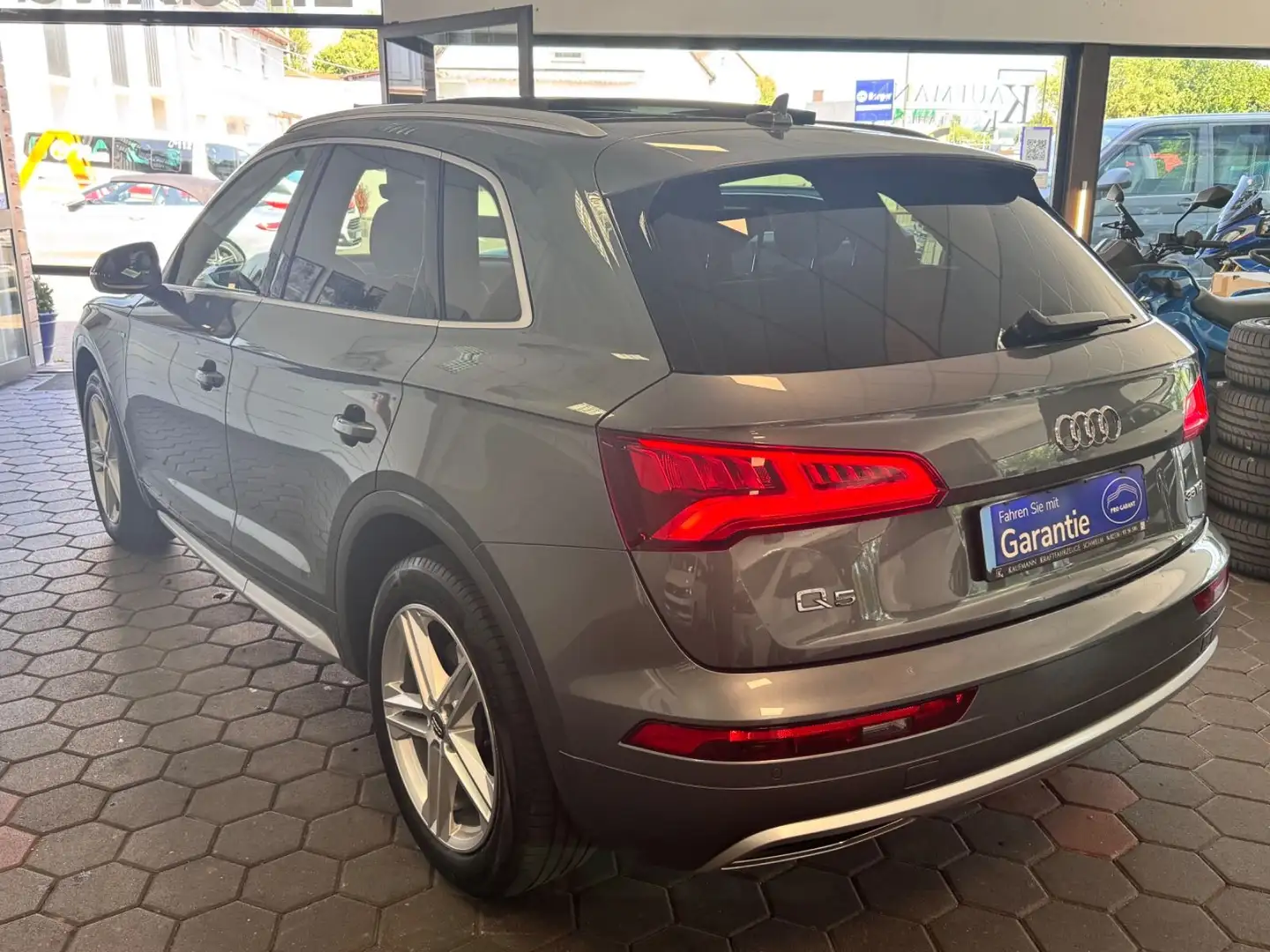 Audi Q5 35 TDI S-Line Sport Plus*Pano*Virtual*Led*Ahk Grijs - 2
