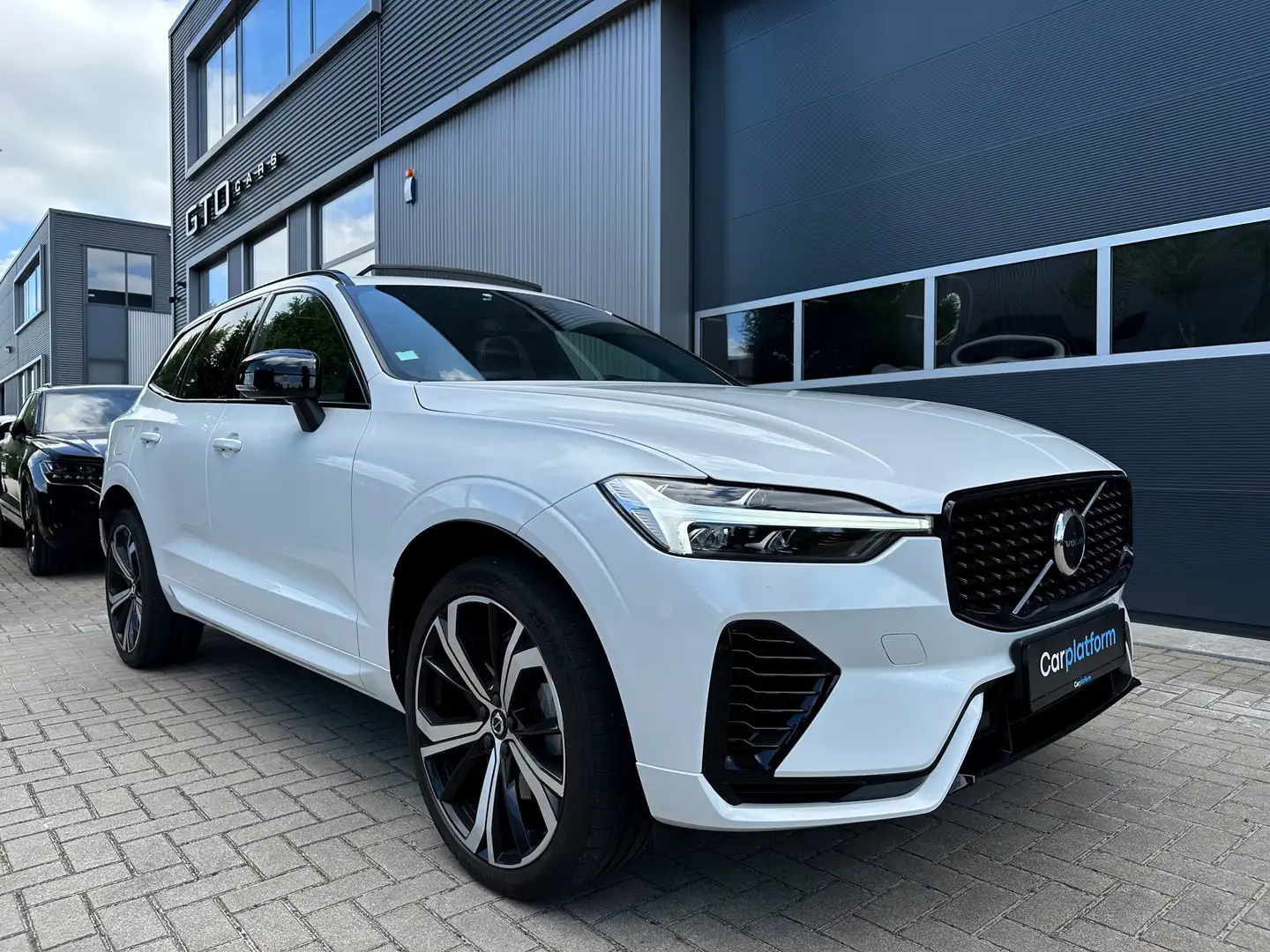 Volvo XC60 2.0 T6 Plug-in hybrid AWD R-Design | Pano | Camera Blanc - 2