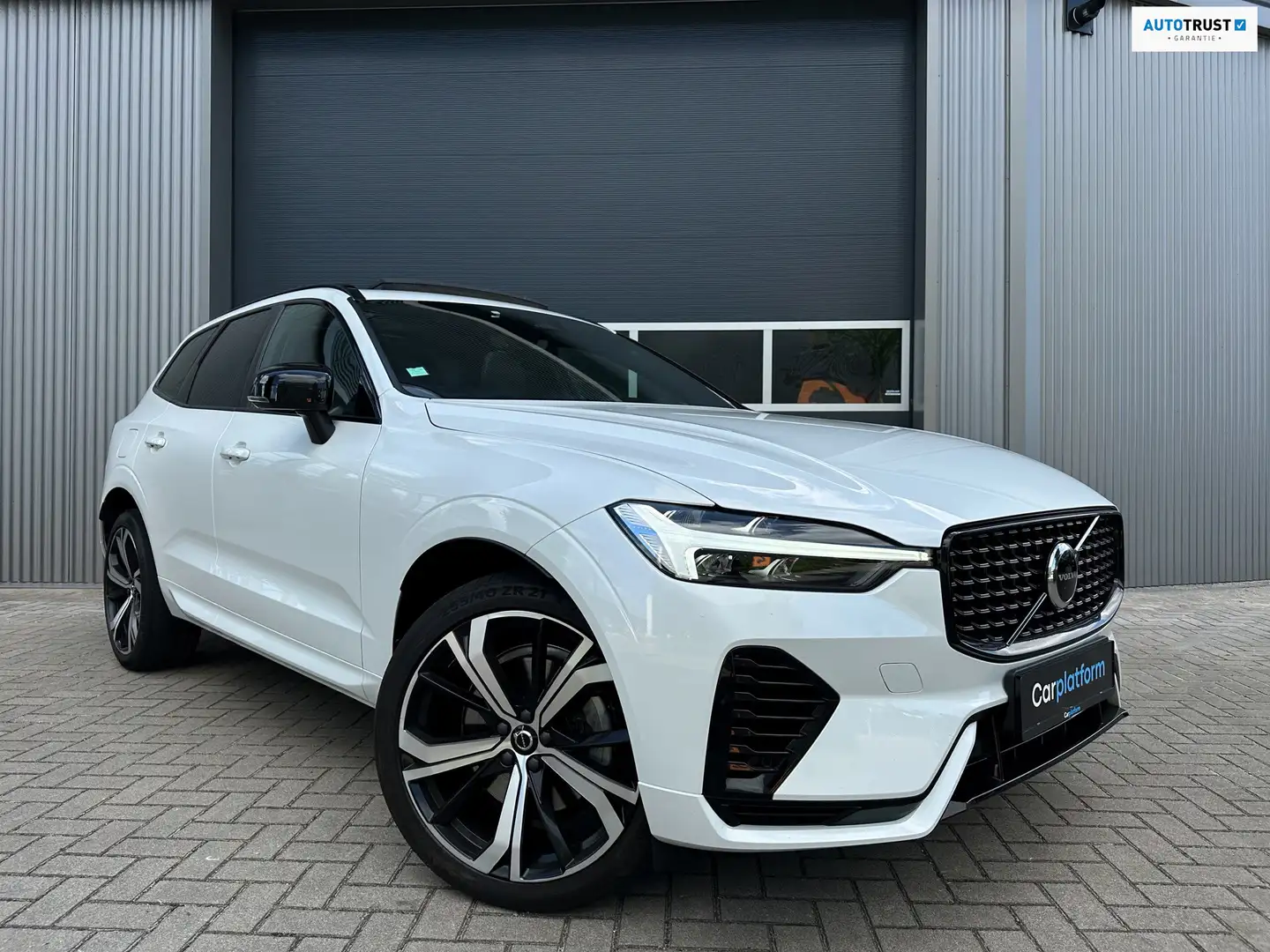Volvo XC60 2.0 T6 Plug-in hybrid AWD R-Design | Pano | Camera Blanc - 1