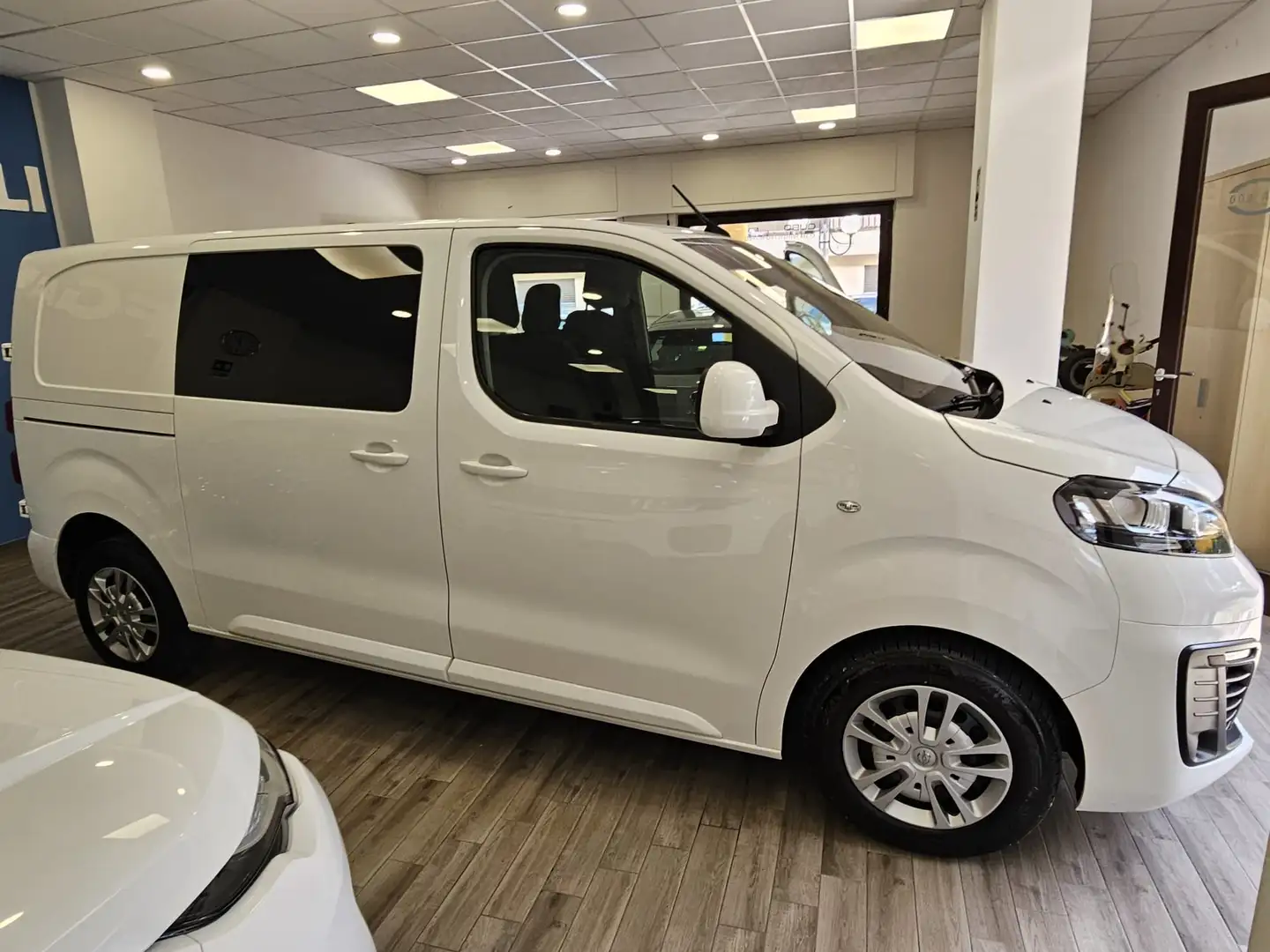 Opel Vivaro Bianco - 2