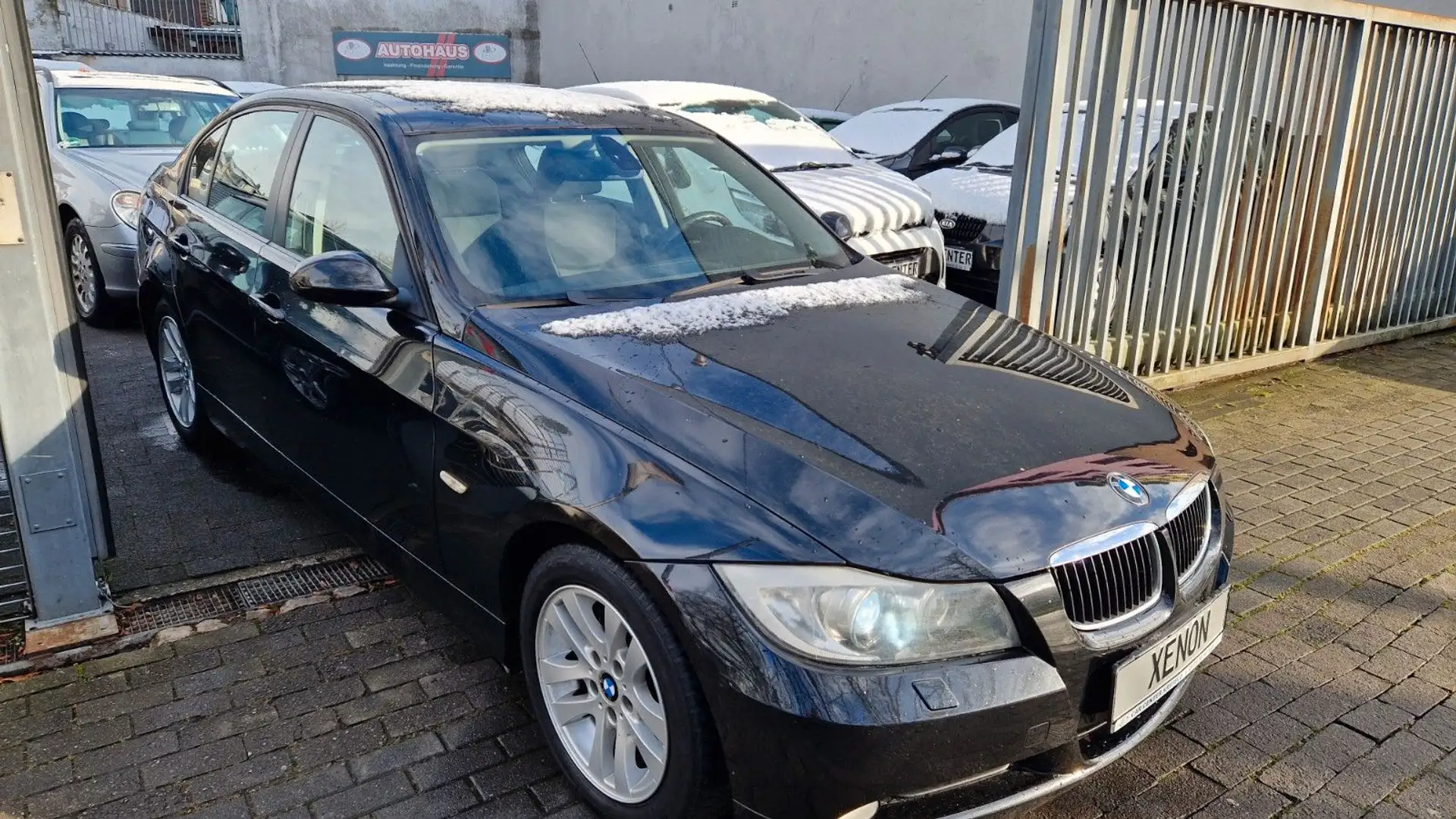 BMW 318 i Limousine E90 XENON+SHZ+PDC+ALLWETTER Schwarz - 2