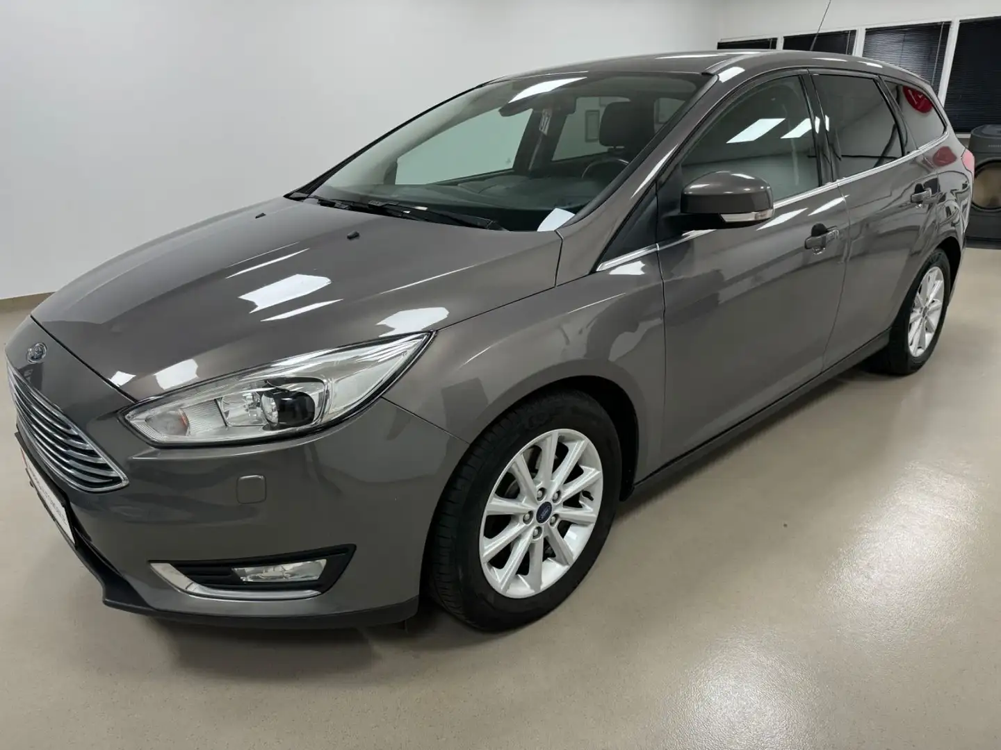 Ford Focus Turnier Titanium*PDC*AC*BIXENON*STZHZ*LMF* Brun - 1