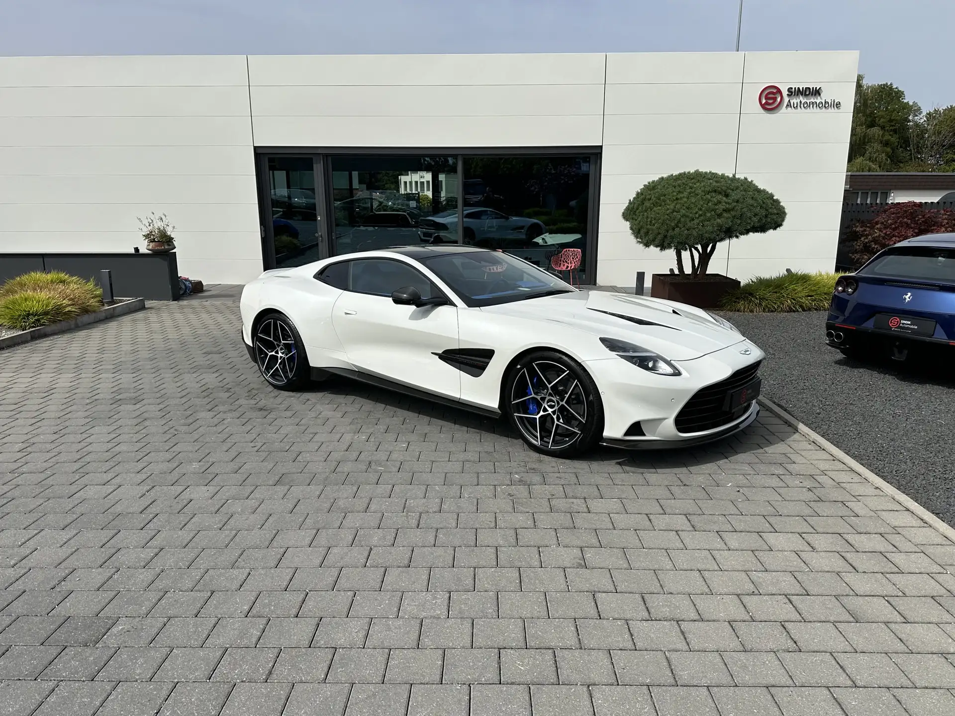 애스턴마틴 뱅퀴시 Coupe 2024 흰색 사진 2