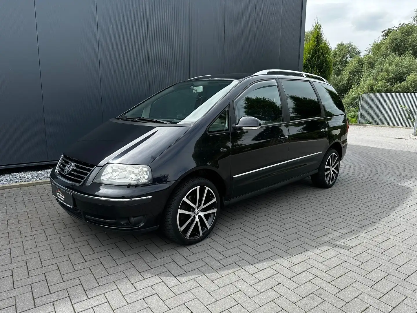 Volkswagen Sharan 1.9TDI tiptronic Highline Zwart - 1