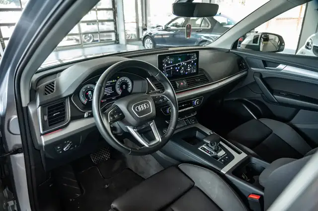 Audi Q5 view 8
