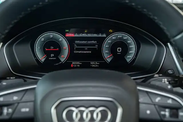 Audi Q5 view 12