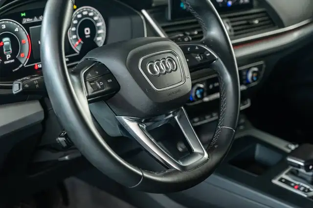Audi Q5 view 11