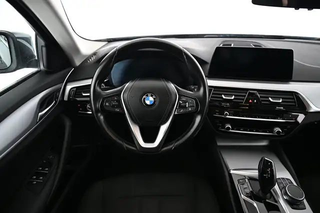 BMW 5 Series view 20