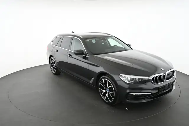 BMW 5 Series view 10