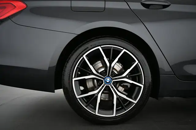 BMW 5 Series view 16