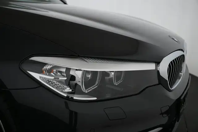 BMW 5 Series view 15