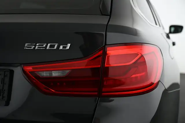 BMW 5 Series view 14