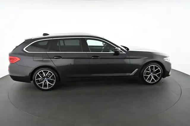 BMW 5 Series view 6