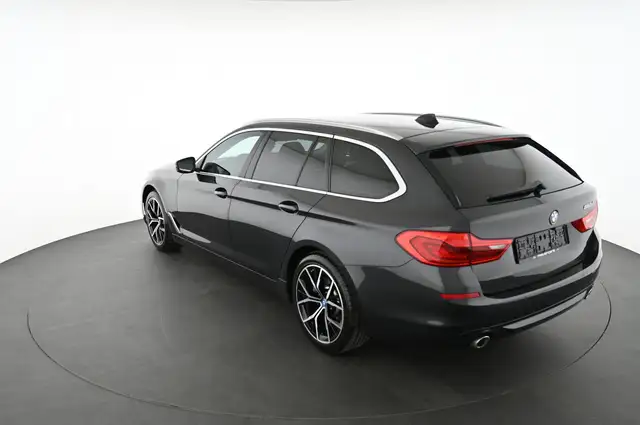BMW 5 Series view 9