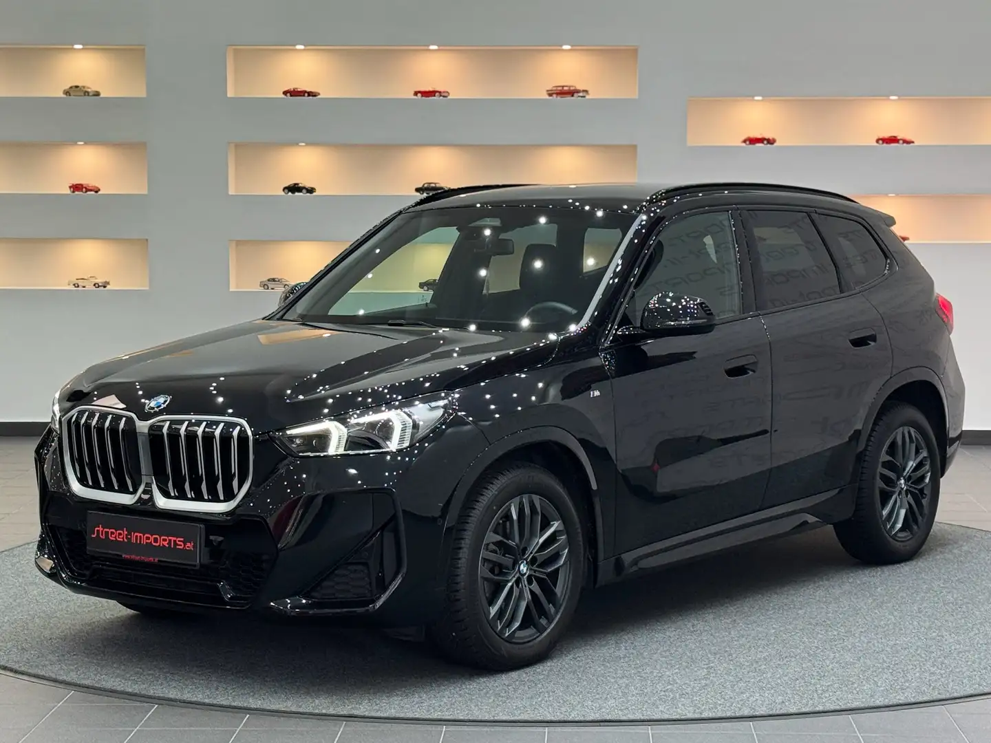 BMW X1 18 i sDrive * M-Paket Sport * AHK * M-Technic* Zwart - 1