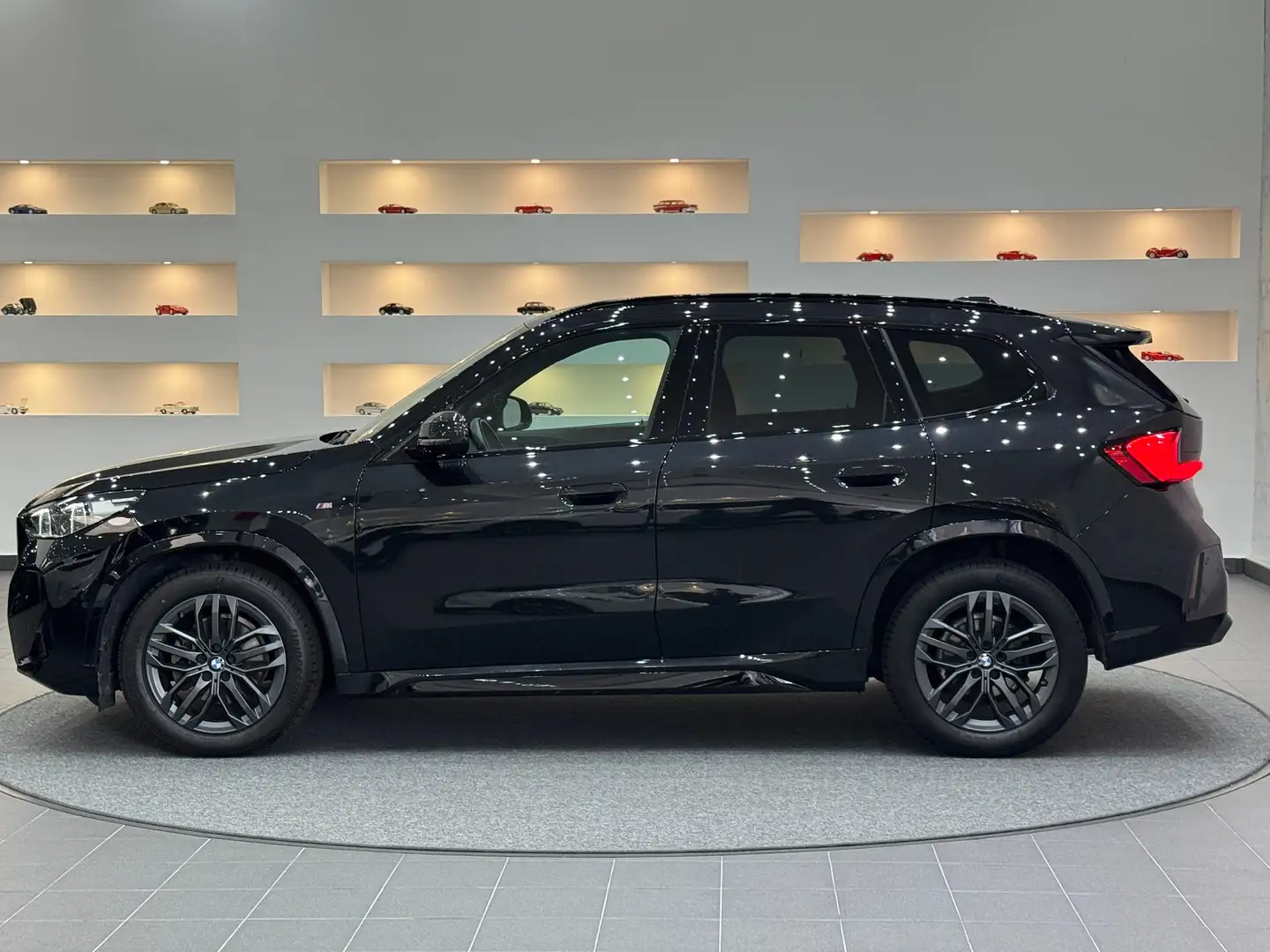 BMW X1 18 i sDrive * M-Paket Sport * AHK * M-Technic* Zwart - 2