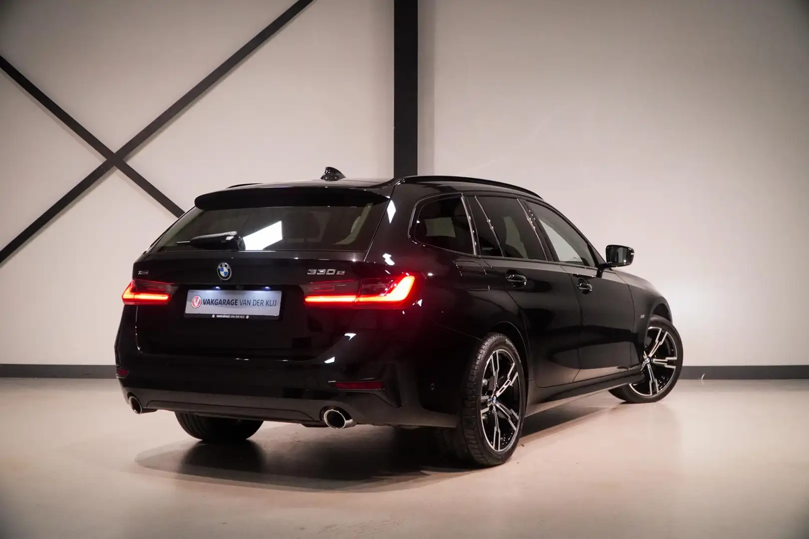 BMW 330 3-serie Touring 330e xDrive Sport Line | Camera | Zwart - 2