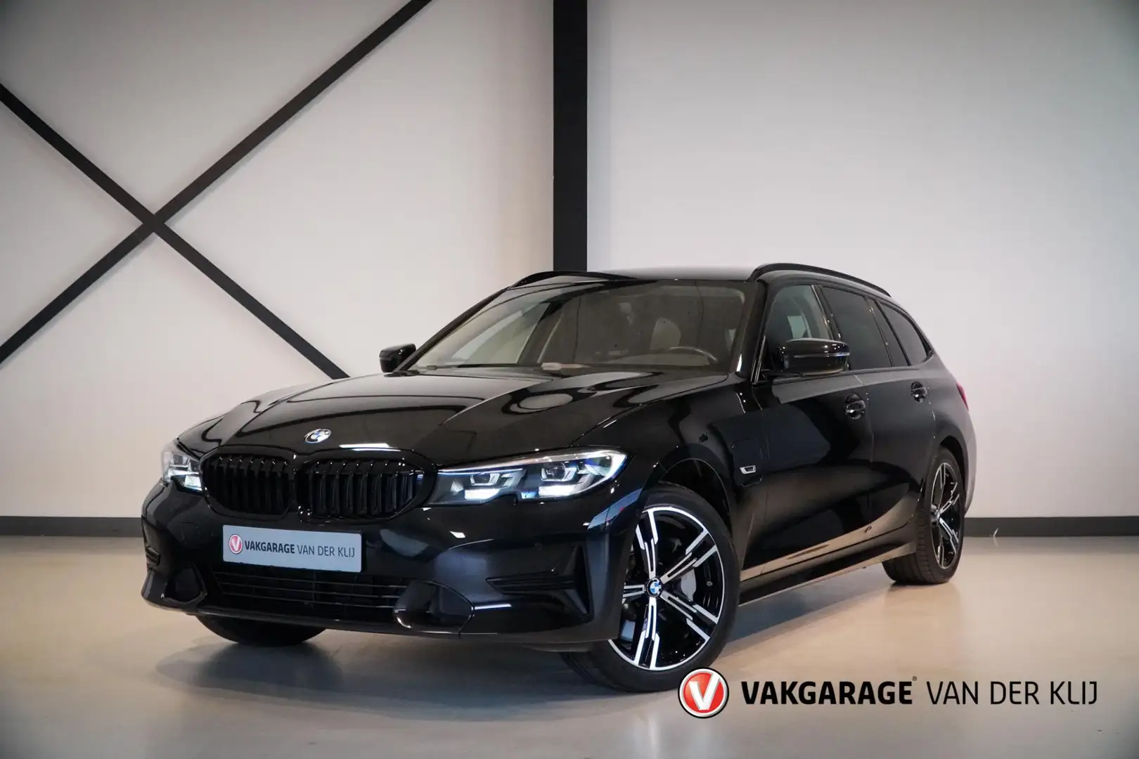 BMW 330 3-serie Touring 330e xDrive Sport Line | Camera | Zwart - 1