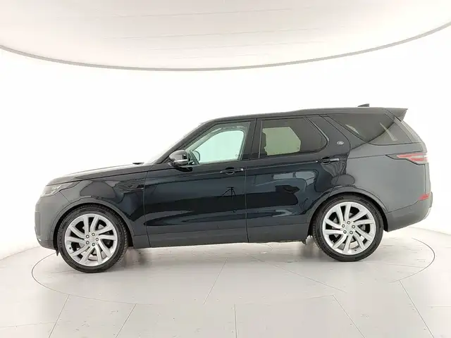 Land Rover Discovery view 3