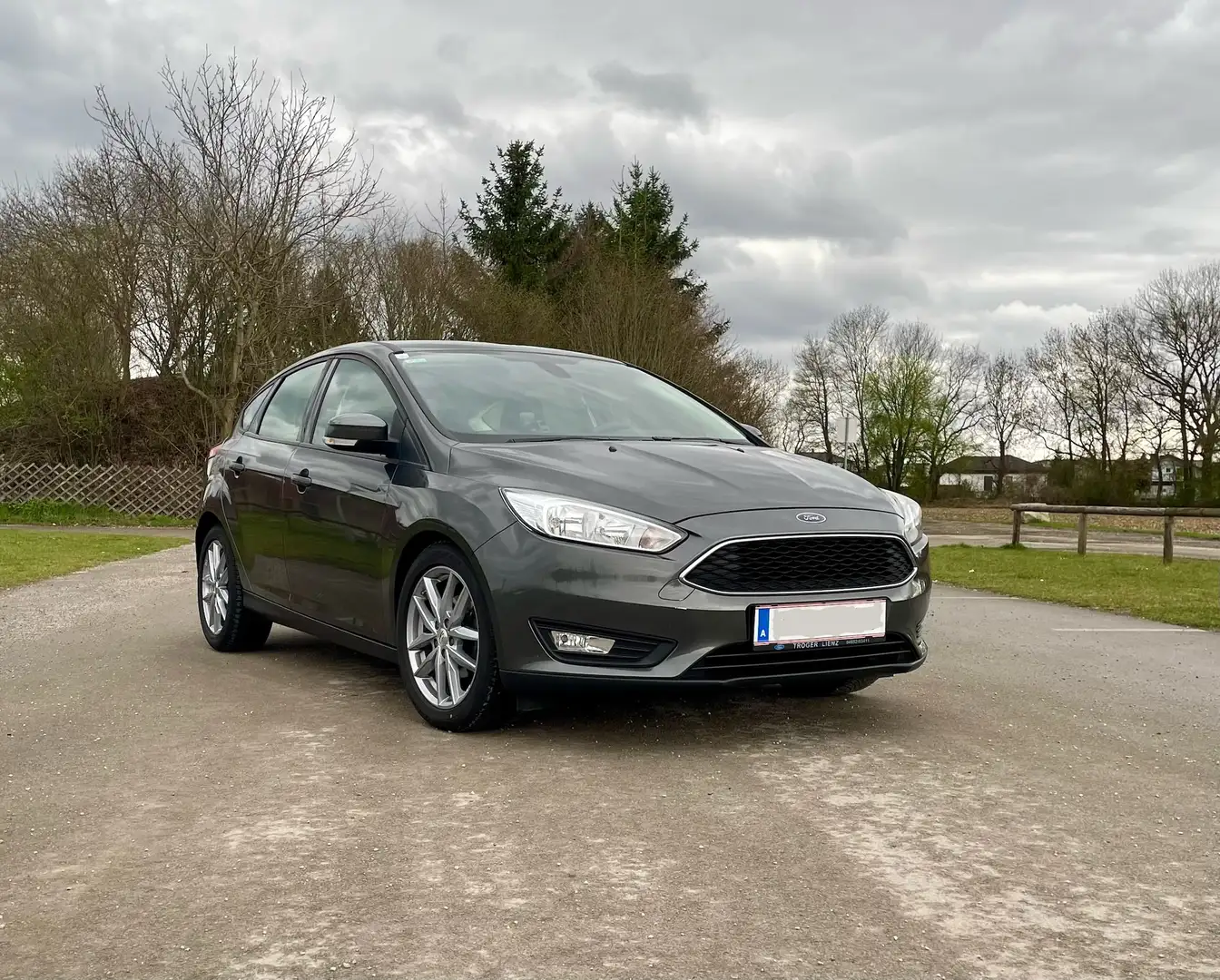 Ford Focus Focus 1,0 EcoBoost Trend Trend Grau - 1