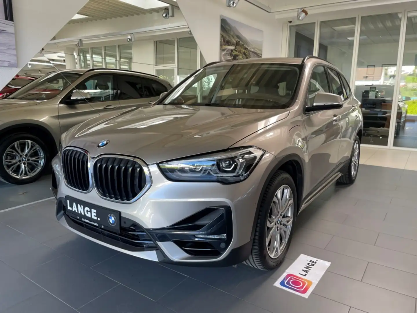BMW X1 xDrive 25 e Sport L RFK AHK ACC Navi elek.Sitz. Silber - 1