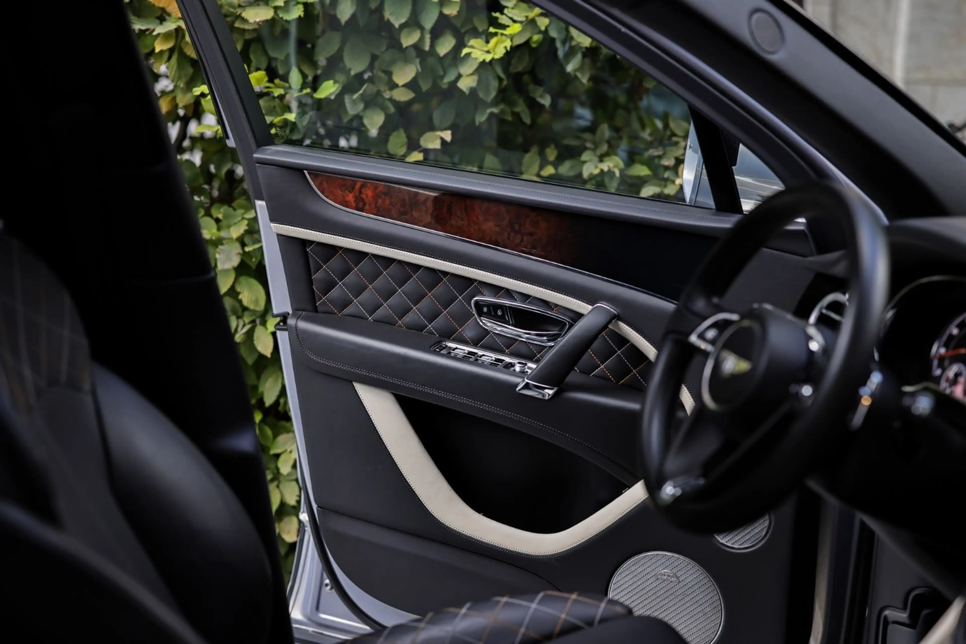 Bentley Bentayga Mulliner W12 | Duo-Tone | 4-Sitzer — photo 13