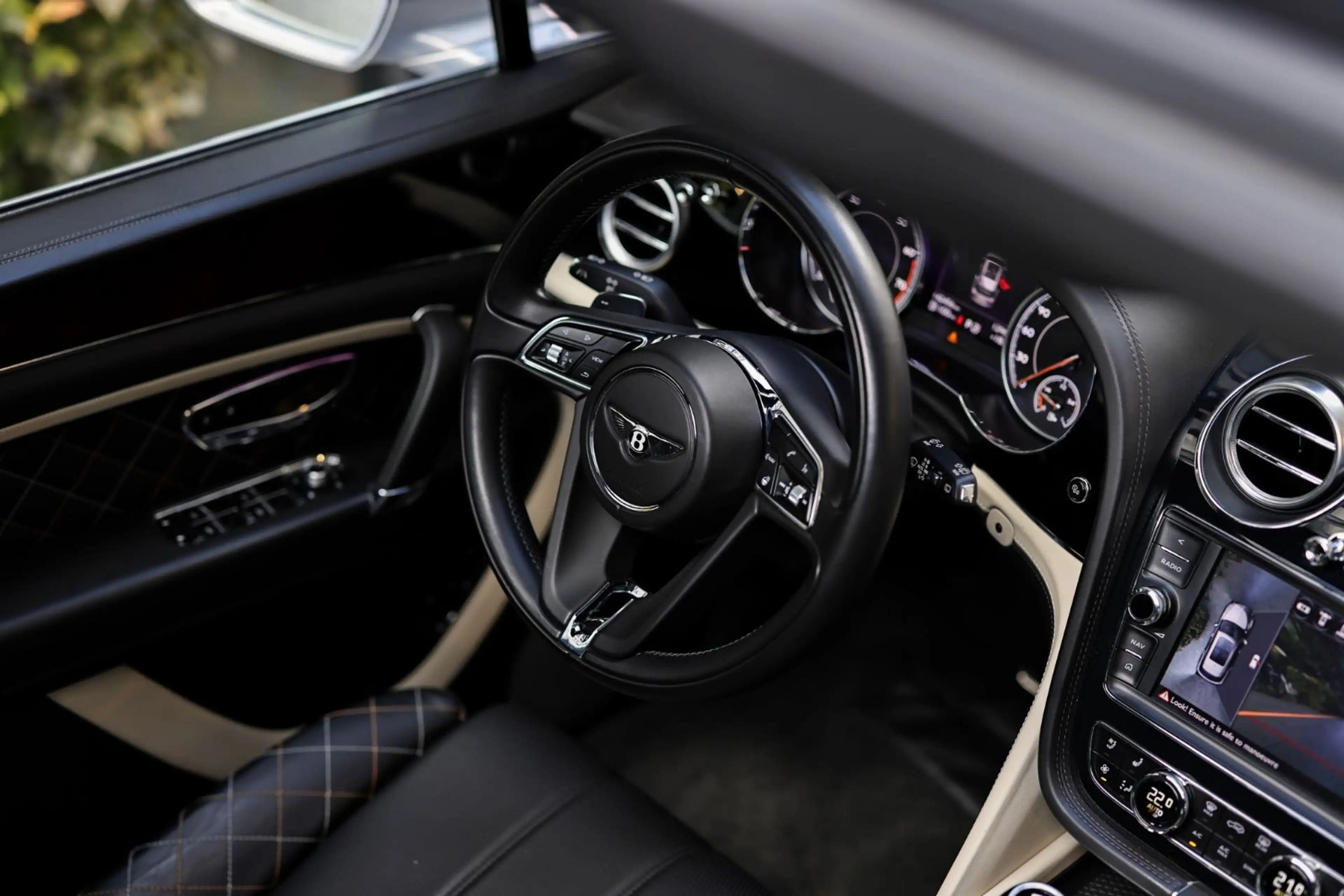 Bentley Bentayga Mulliner W12 | Duo-Tone | 4-Sitzer — photo 14