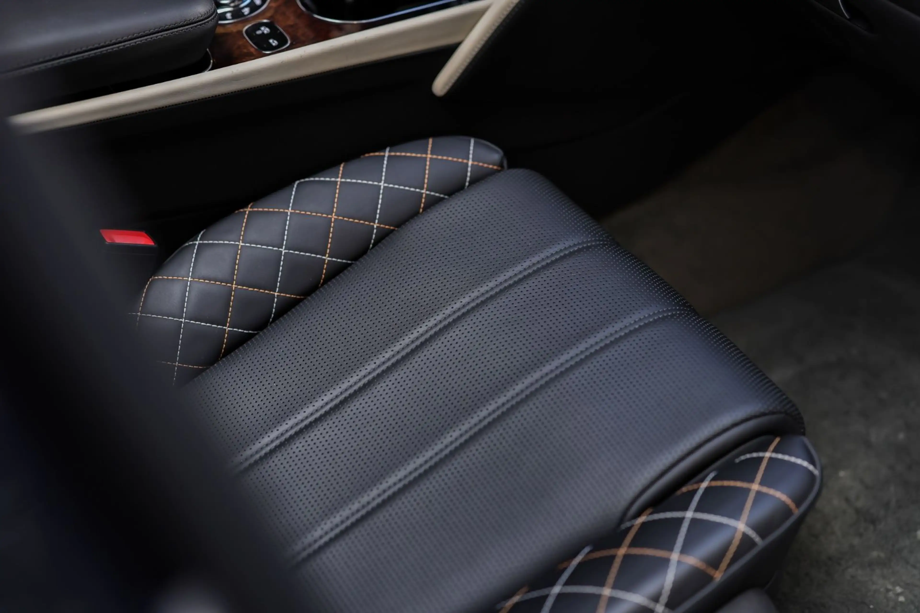 Bentley Bentayga Mulliner W12 | Duo-Tone | 4-Sitzer — photo 15