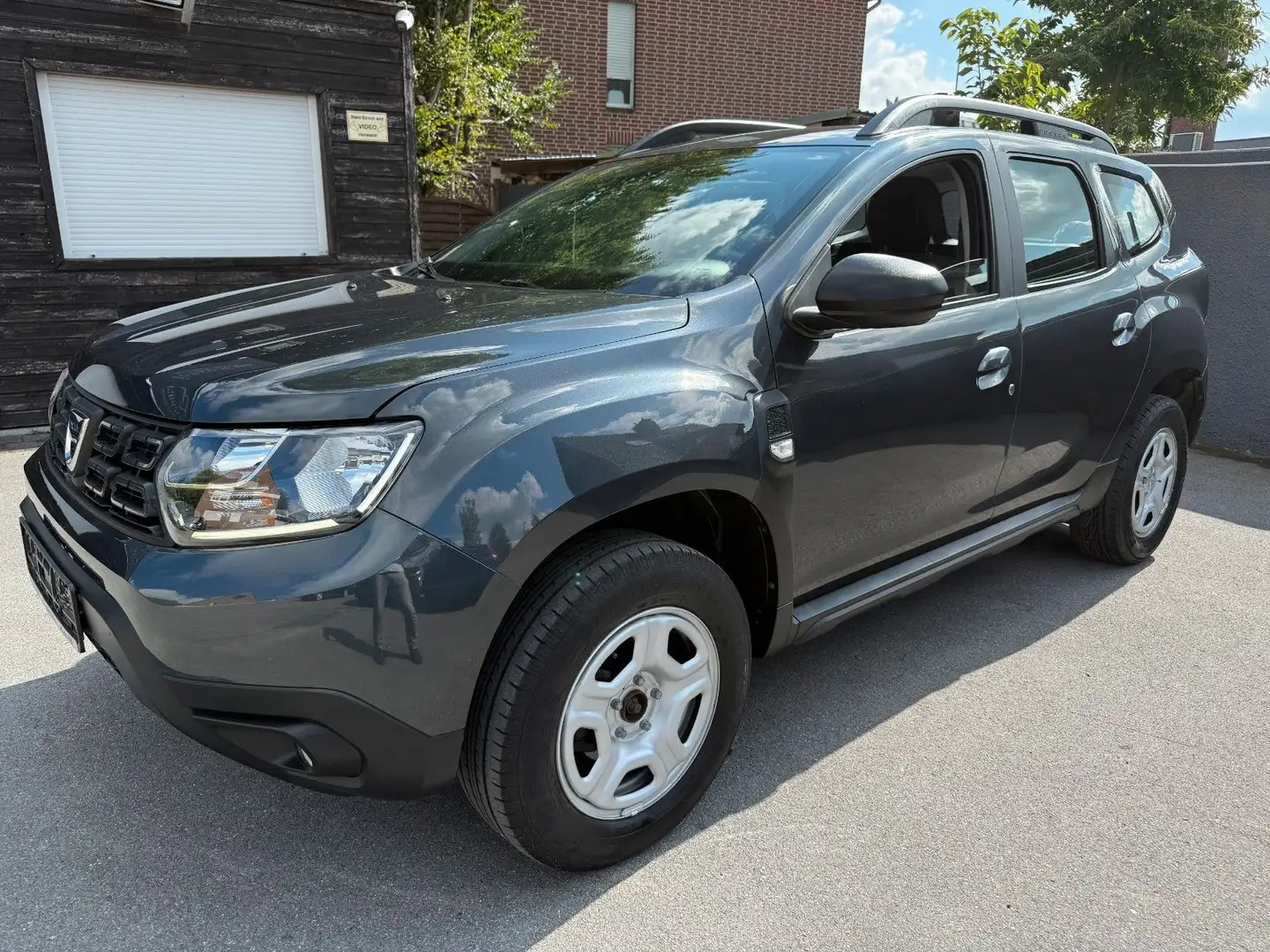 Dacia Duster II 1.6 2HD*94TKM*AHK*NAVI*SZHZ*KLIMA*TEMP Grau - 1
