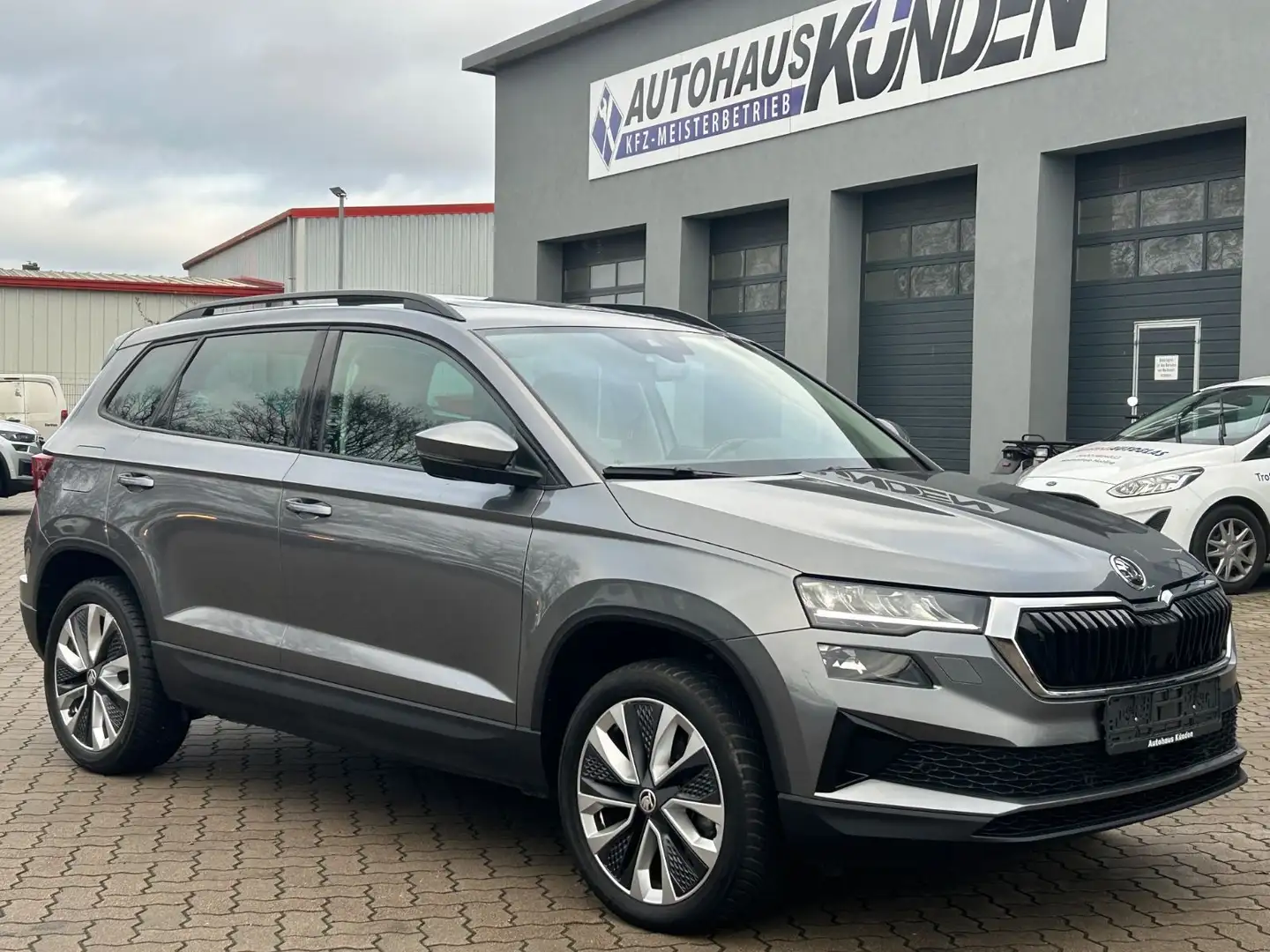 Skoda Karoq 2.0 TDI Style °Pano°VC°Matrix° Grau - 2