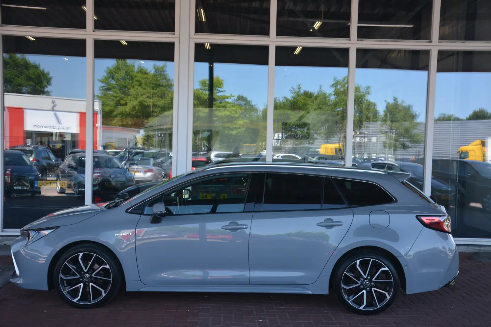 Toyota Corolla Touring Sports 2.0 Hybrid Executive 1e eigenaar Ne Grijs - 2