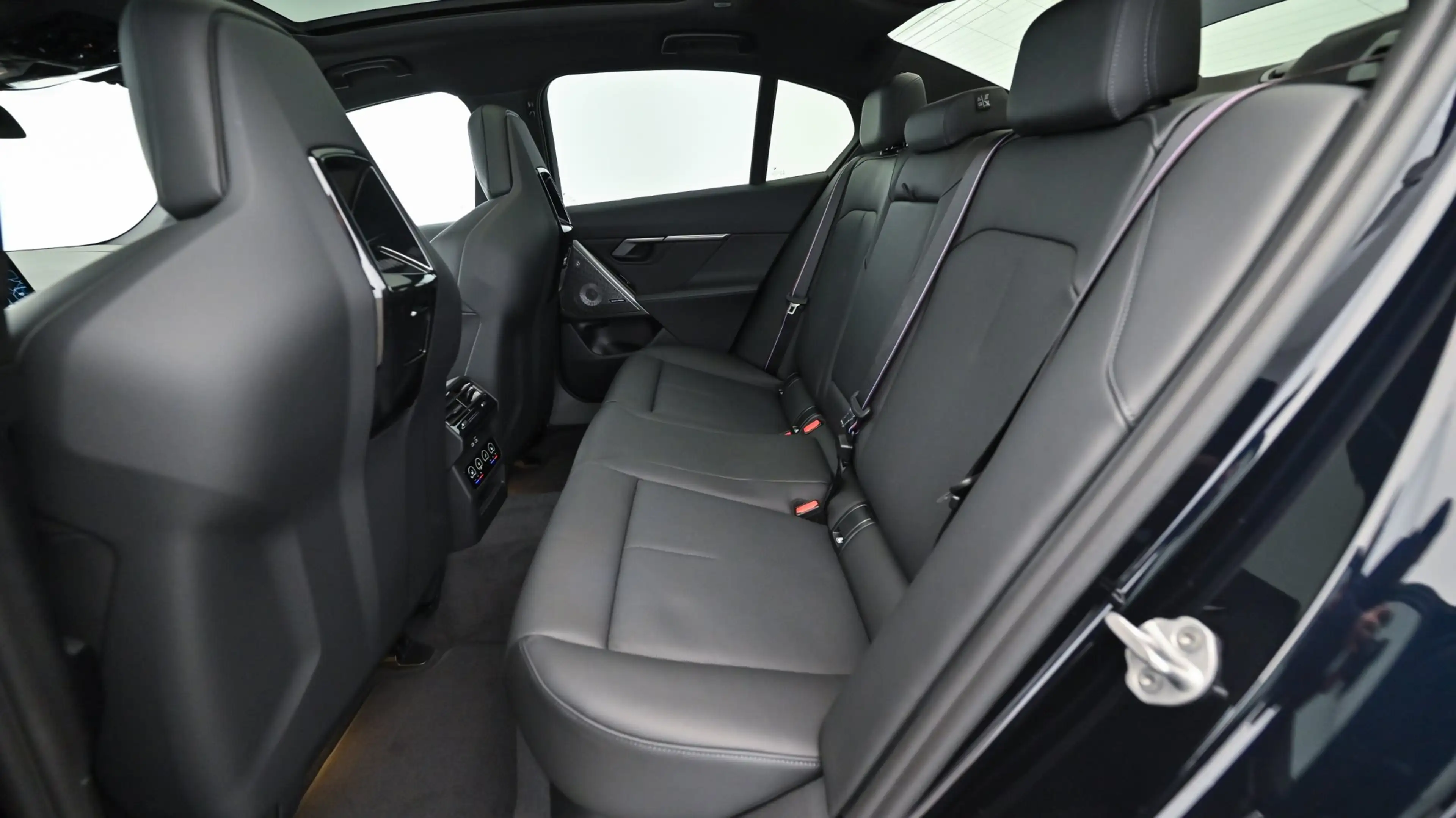 BMW 540 d xDrive *M-Paket Pro/M-Sitze/Sitzbelüftung/360°/Innovationspaket/Bower&Wilkins/Pano/DA-Prof.* — photo 12