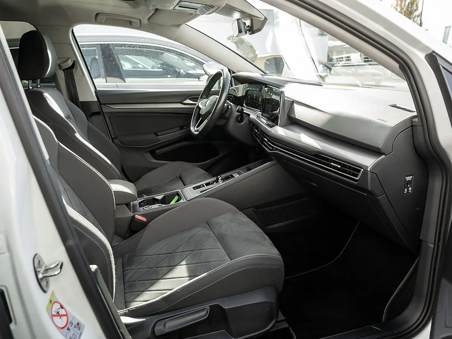 Volkswagen Golf VIII 1.5 eTSI Style DSG NAVI PANO MATRIX Weiß - 2