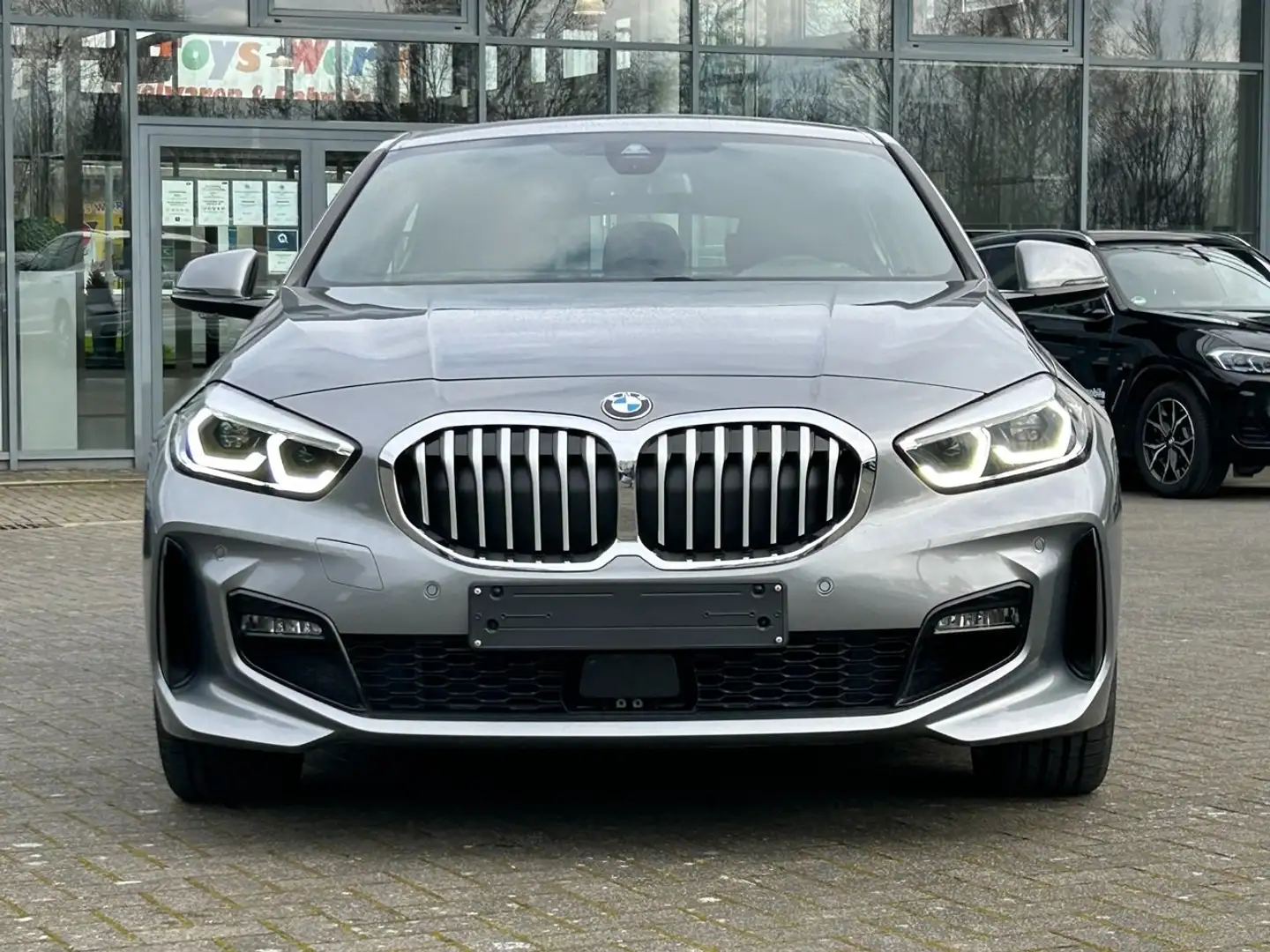 BMW 120 120i Aut. M Sport / Apple CarPlay / DAB Tuner Grau - 2