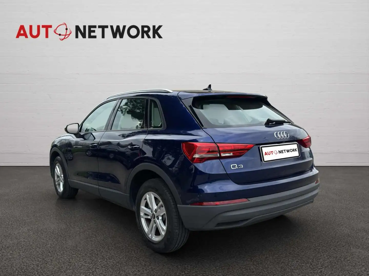 Audi Q3 45 TFSI e S tronic Business Blau - 2