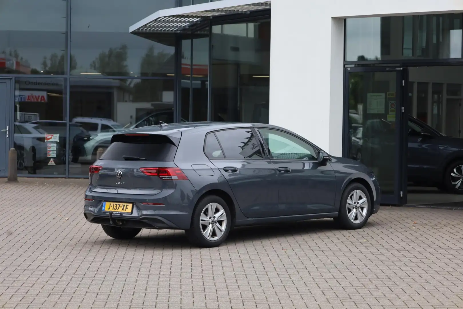 Volkswagen Golf 1.5 TSI Life Business 130PK / 96kW, NL auto 1e eig Grijs - 2