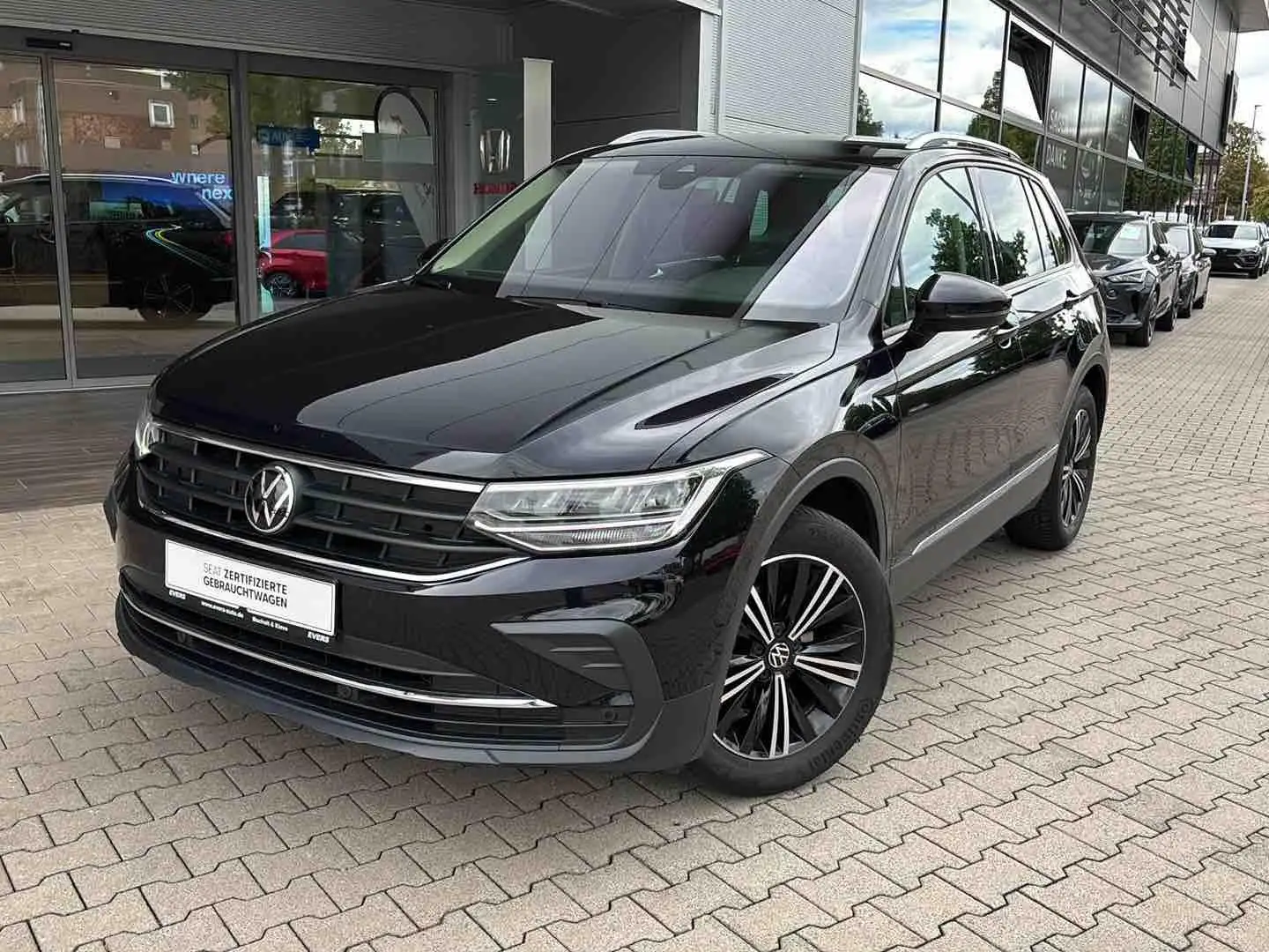 Volkswagen Tiguan 1.5 TSI ACTIVE ALLWETTER NAVI KAMERA TOTW. Zwart - 2