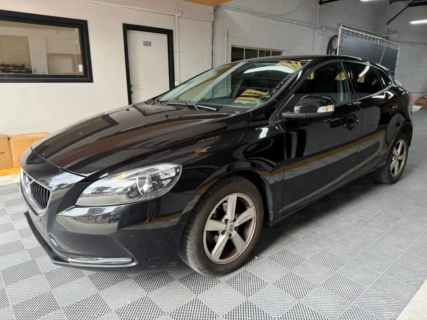 Volvo V40 V40 2.0 D2 Black Edition AdBlue (EU6d-TEMP) Black - 1