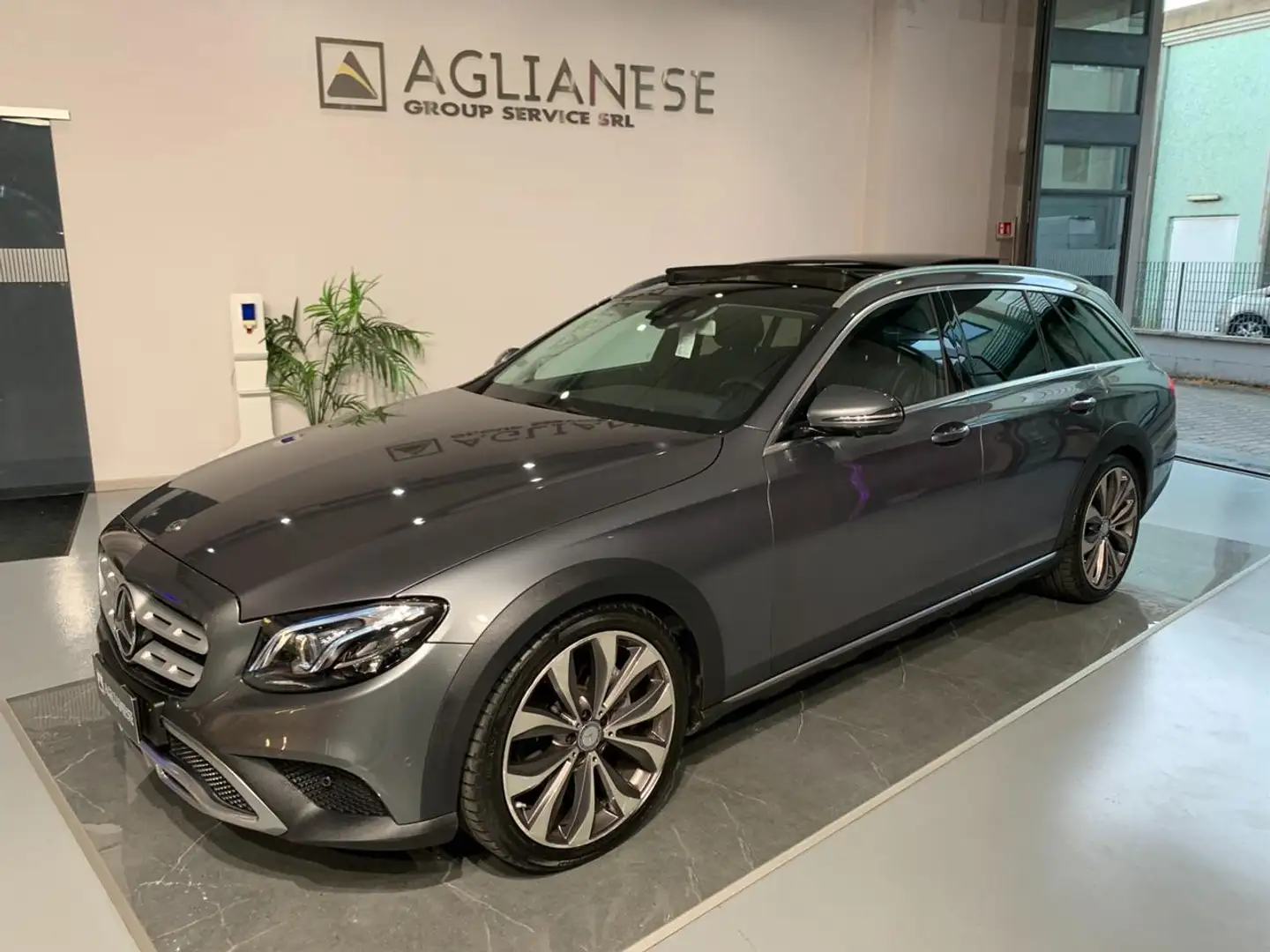 Mercedes-Benz E 220 d S.W. 4Matic Auto Premium Plus All-Terrain siva - 1