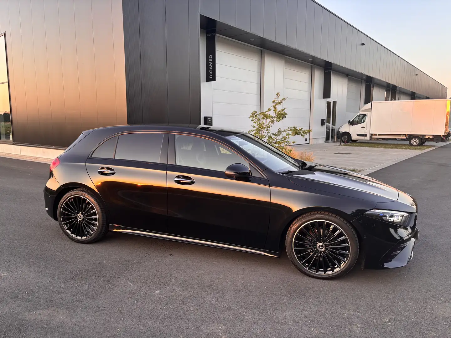 Mercedes-Benz A 200 d AMG Line Чорний - 2