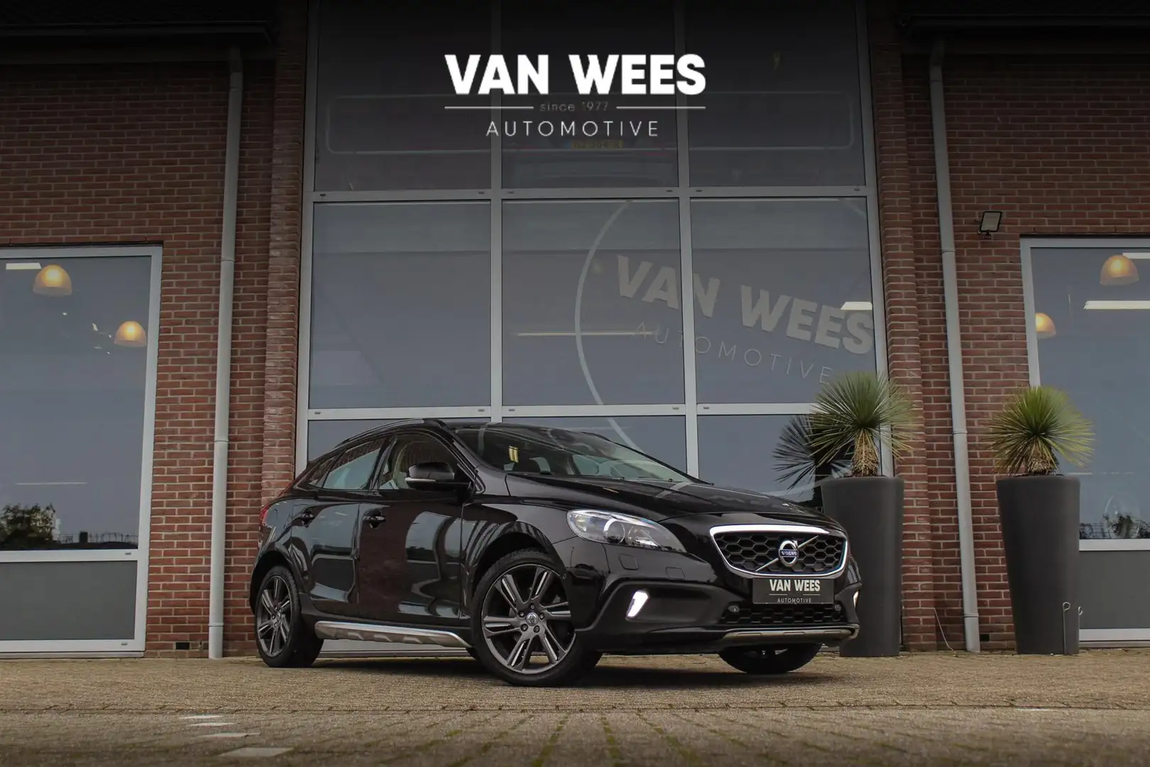 Volvo V40 Cross Country 1.6 T4 Momentum | Automaat | 2e eigenaar | 180 pk Noir - 1