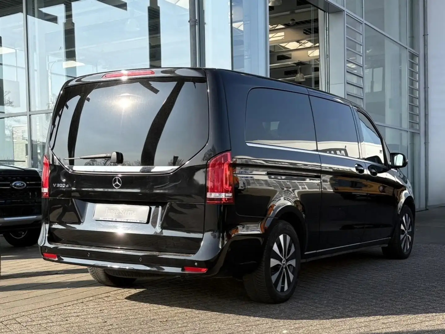 Mercedes-Benz V 300 d AVANTGARDE Extralang LEDER+STANDHEIZUNG Noir - 2