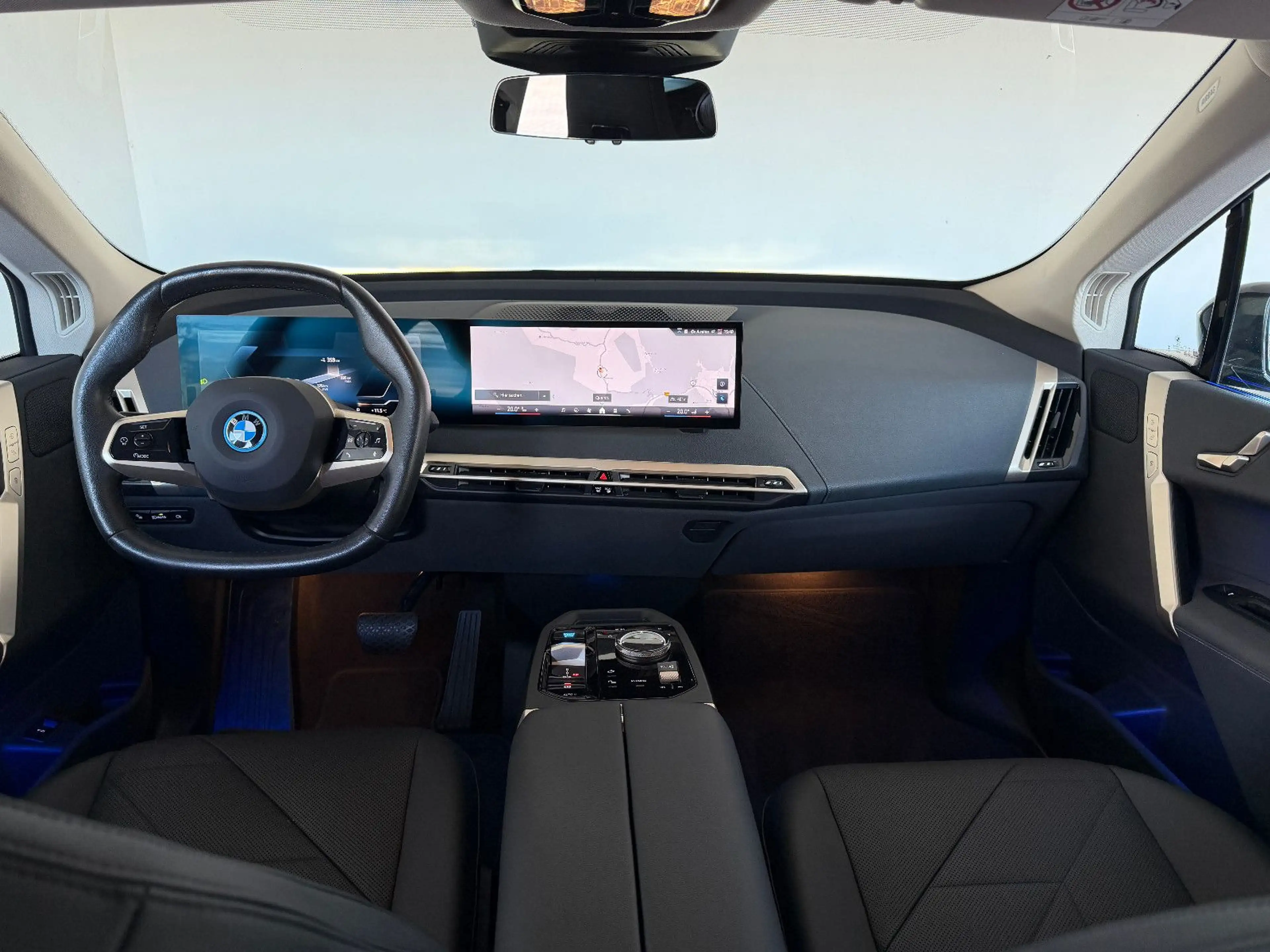BMW iX 40 HUD DAProf LED Navi Parkassistent dt. Fhz — photo 9