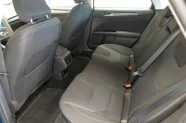 Ford Mondeo view 16