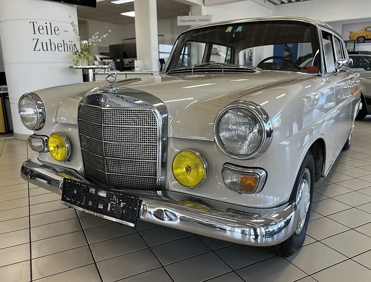 Mercedes-Benz E 200