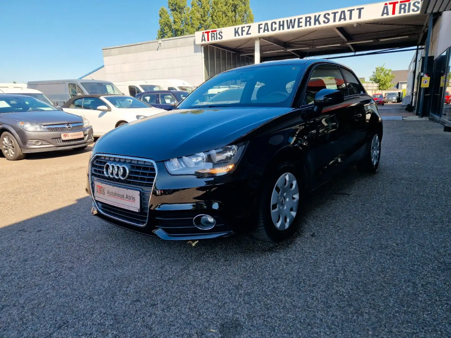 Audi A1 attraction Schwarz - 1