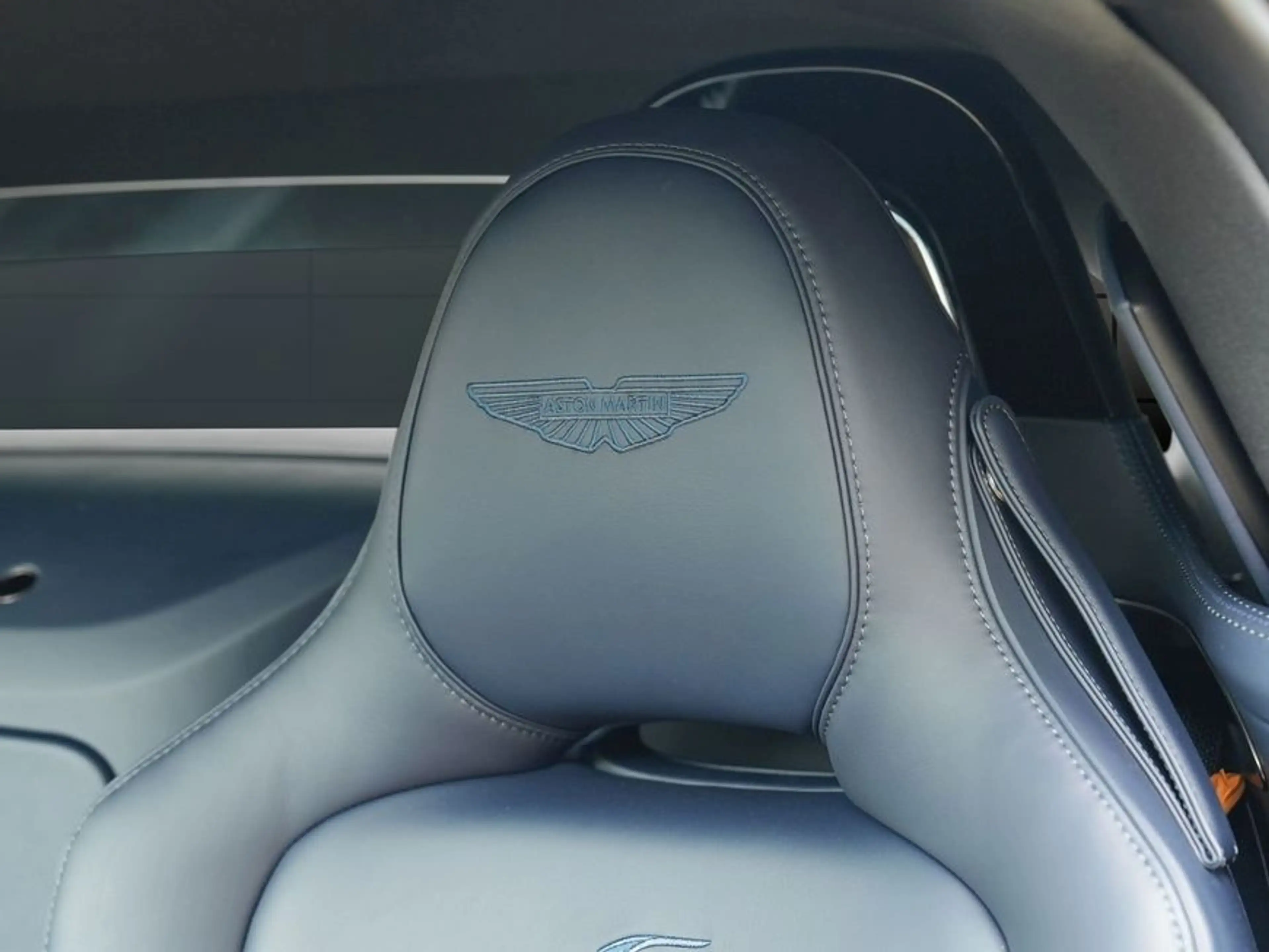 Aston Martin V8 S Roadster — photo 11